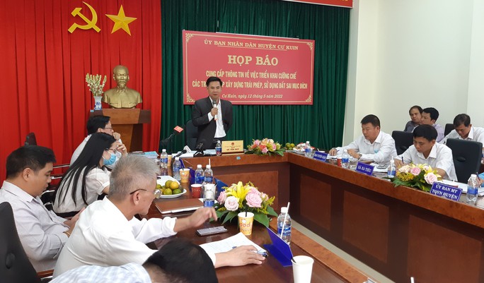 UBND huyện Cư Kuin tổ chức họp báo cung cấp thông tin về cưỡng chế 64 công trình