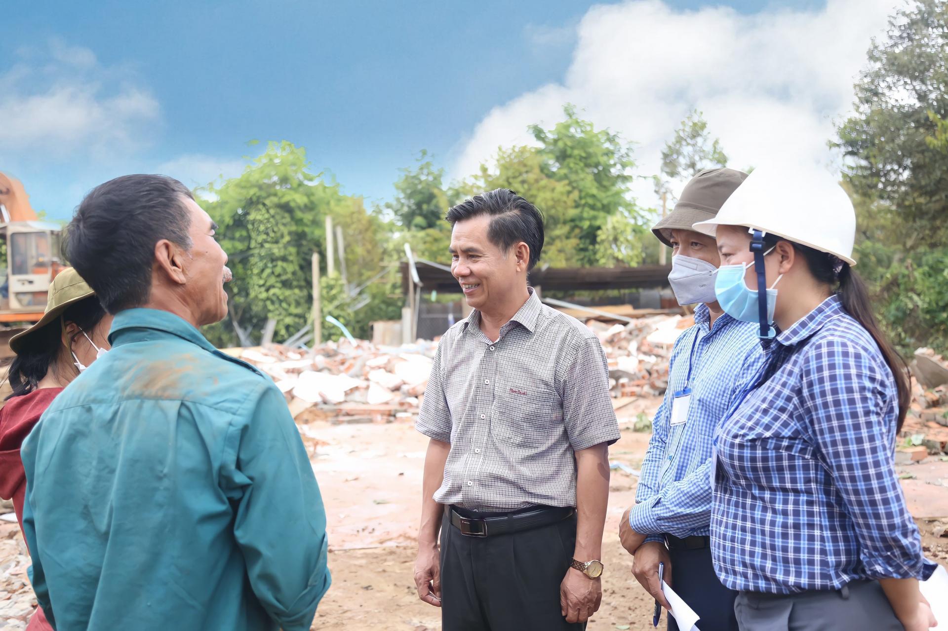 Chủ tịch UBND huyện Cư Kuin Võ Tấn Huy ghi nhận đề xuất được hỗ trợ ca máy và phương tiện vận chuyển tài sản của người dân.