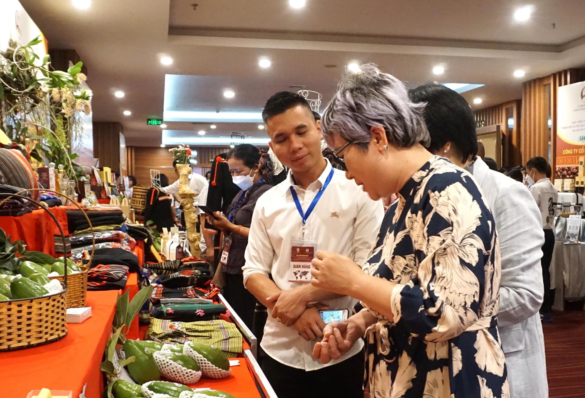 Các đại biểu tham quan gian hàng trưng bày các sản phẩm đặc trưng của TP. Buôn Ma Thuột tại hội thảo.