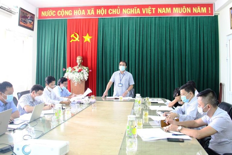 Phó Giám đốc Sở Nội vụ Y Mơ Mlô chủ trì cuộc họp.